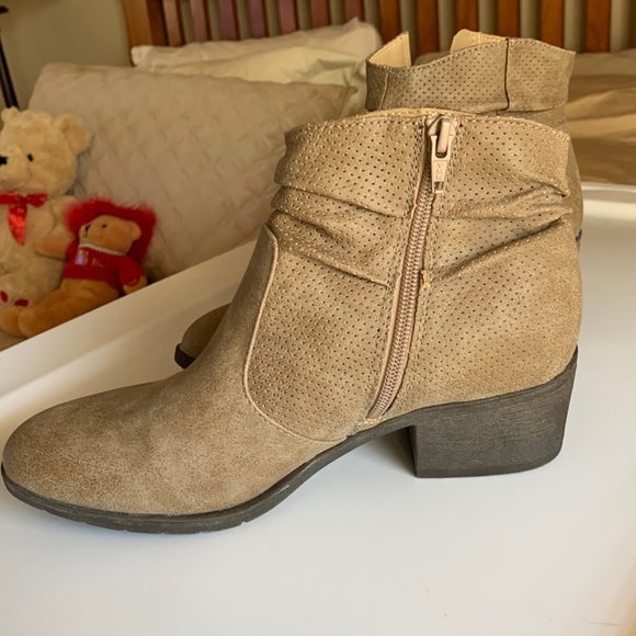 White Mountain Ankle Boots Size 7.5M worn once Camel - Picture 3 of 7